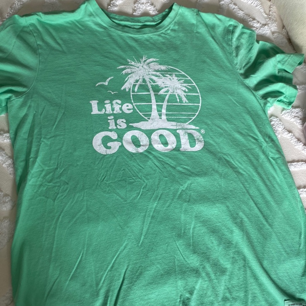 Life Is Good Men’s crusher-lite short sleeve tee. Sz Medium logo front/ lt green